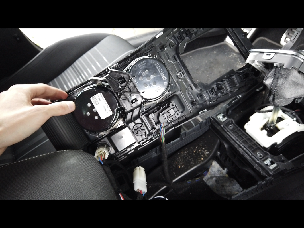 VW-Golf-MK7-5G_Rear-USB-ports_10