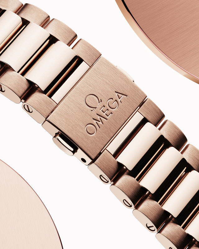 OMEGA_220.55.38.20.09.001_SEA_AT_close-up-bracelet_GoldSedna_38mm
