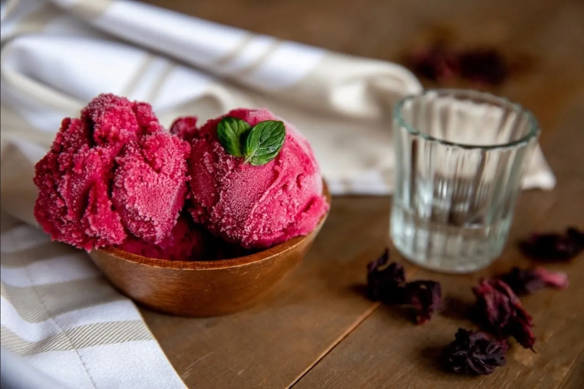 Prepara un delicioso helado de frutos rojos y jamaica para disfrutar en familia