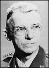 General estadounidense Joseph Stillwell, Asesor Militar del general nacionalista chino Chiang Kai-Shek General estadounidense Joseph Stillwell, Asesor Militar del general nacionalista chino Chiang Kai-Shek