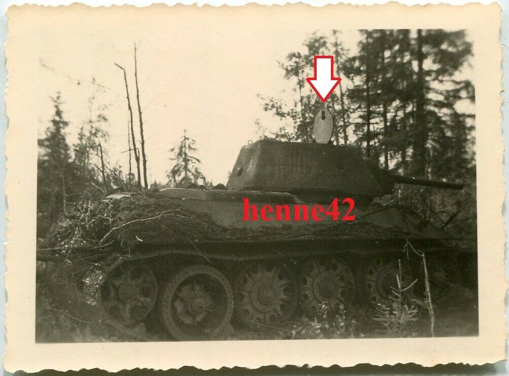 Foto Wehrmacht zerstörter T-34 Panzer 1942 Wolchow Front 28. Jägerdivision