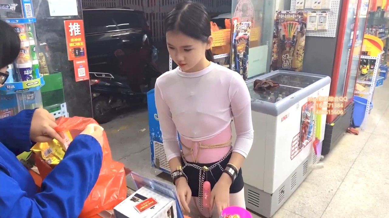 xiao素素 粉色体操服龟甲被老师惩罚金属拷外出超市散步.mp4_20211128_185342.850