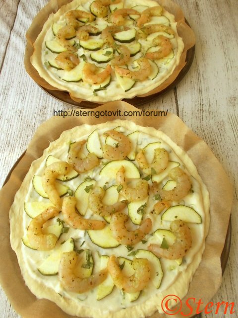 Пицца с креветками и цукини