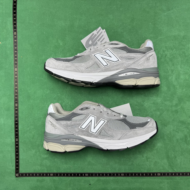 New Balance NB 2002R
