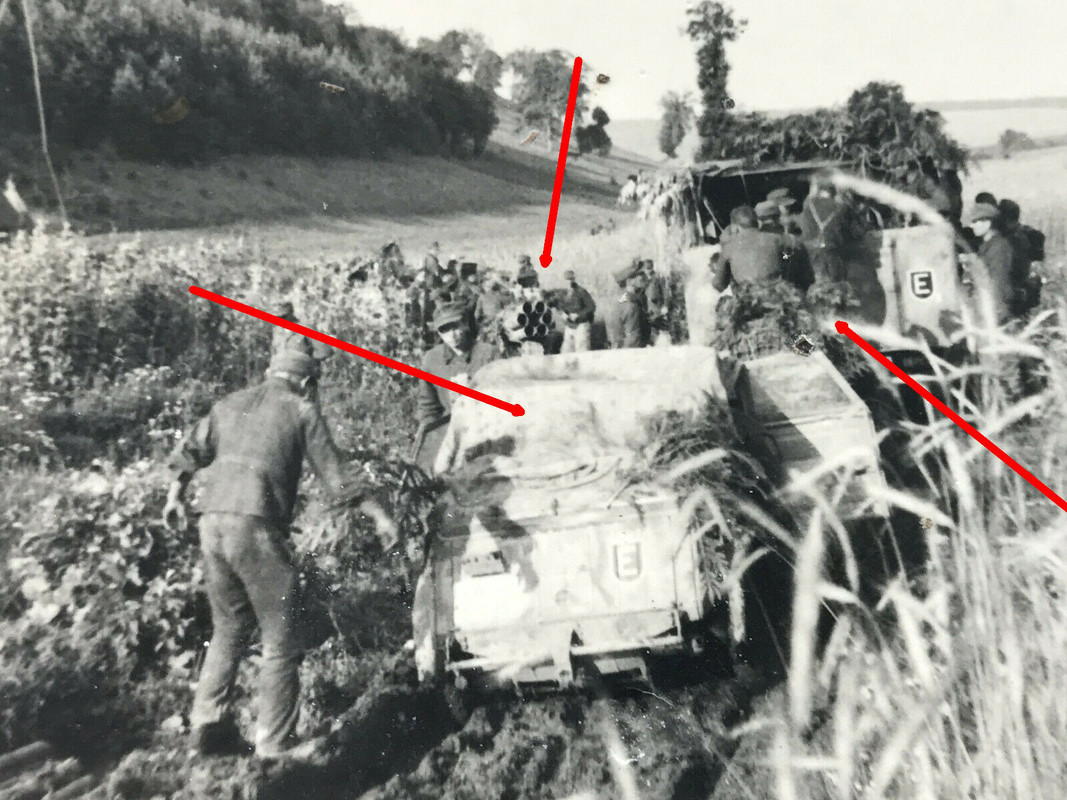 Foto Werfer Rgt. 81, VW Kübelwagen wird abgeschleppt, Kennung E, Halbkette