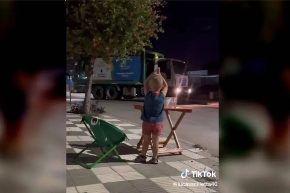 Niño es fan de los basureros, los espero para regalarles bebidas