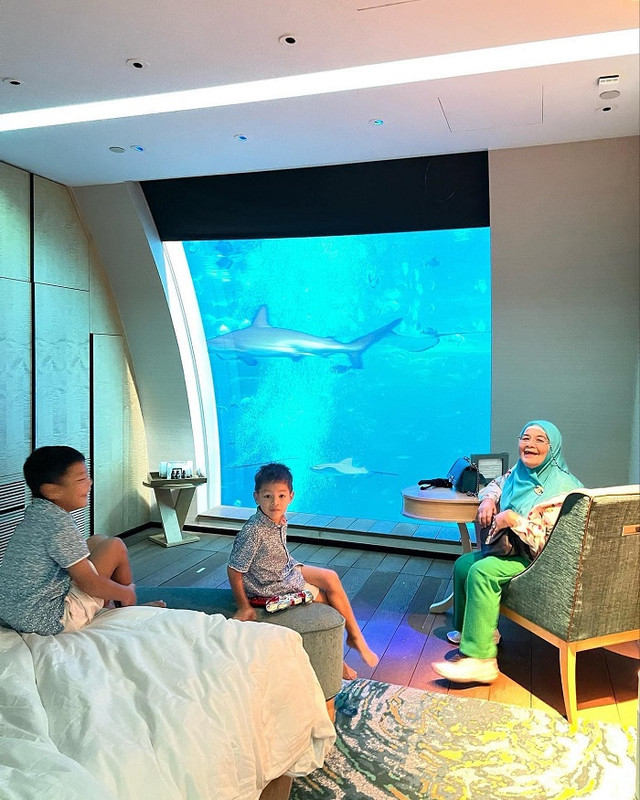 Kedua anak Titi Kamal tampak senang menginap di kamar bawah air saat liburan ke Singapura.