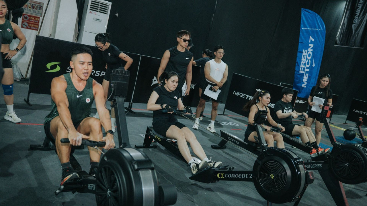 Học viên Active Fox tập cardio trên máy chèo thuyền RowErg với cường độ cao, huấn luyện viên theo dõi trong buổi Hybrid Training