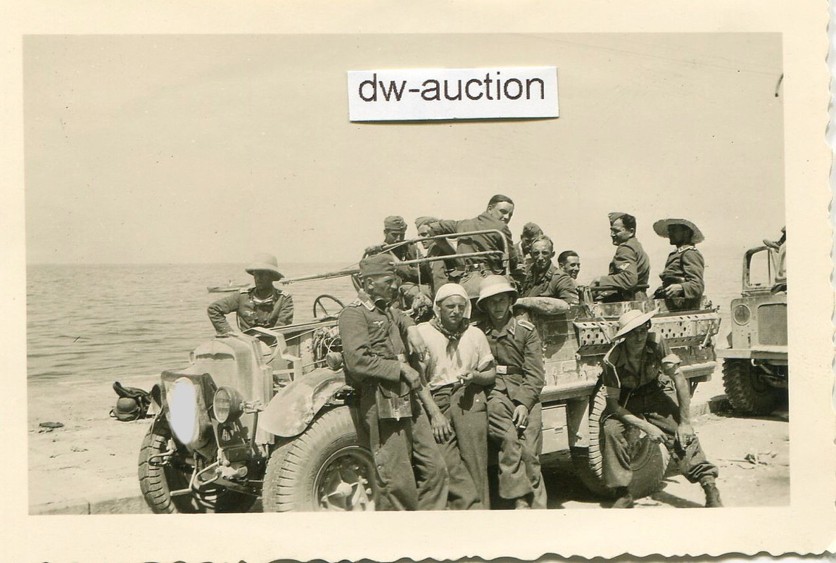 Kreta , Fallschirmjäger mit Beute Fahrzeug bei M