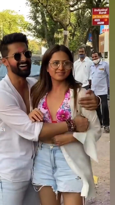 Hindi unknown actress navel zoom in white and red bikini.mp4_snapshot_00.12.861