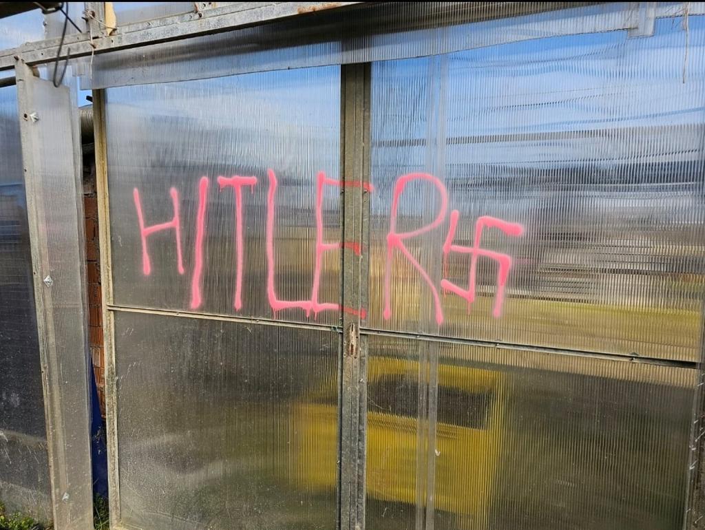 Scritte naziste su delle serre a Castel Bolognese Scritte naziste su delle serre a Castel Bolognese