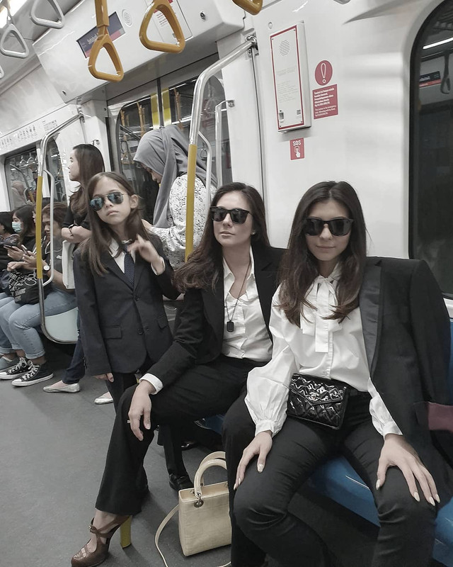 Gaya 8 seleb Tanah Air saat jajal MRT Jakarta, simpel hingga cetar