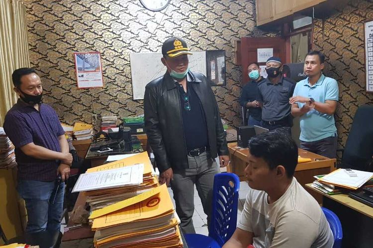 Terduga pelaku penganiayaan pengemudi ojol, AK (23), saat diamankan di Polresta Pekanbaru, Riau, Sabtu (4/7/2020).