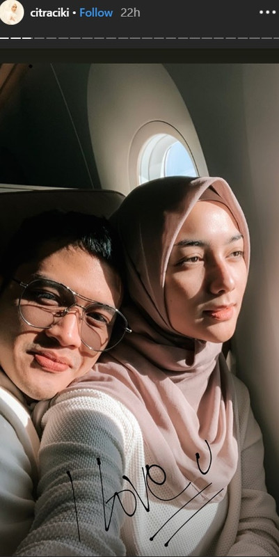 Citra Kirana dan Rezky Aditya selfie di pesawat