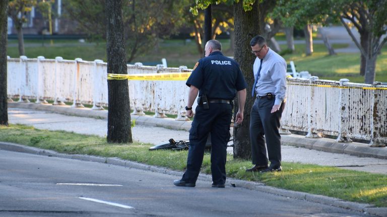 Bicyclist injured in Bay Shore hit-and-run