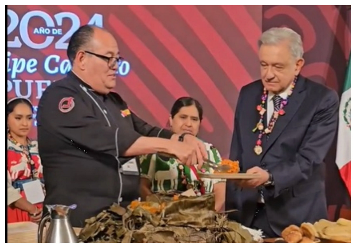 ¡Suculento!, AMLO prueba el tamal zacahuil en el Día de la Candelaria