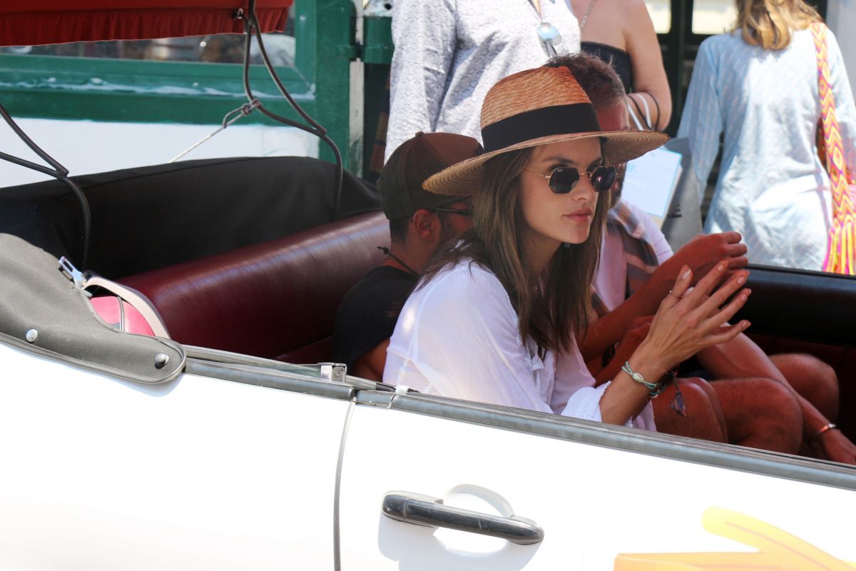 alessandra-mabrosio-out-and-about-in-capri-07-02-2018-1