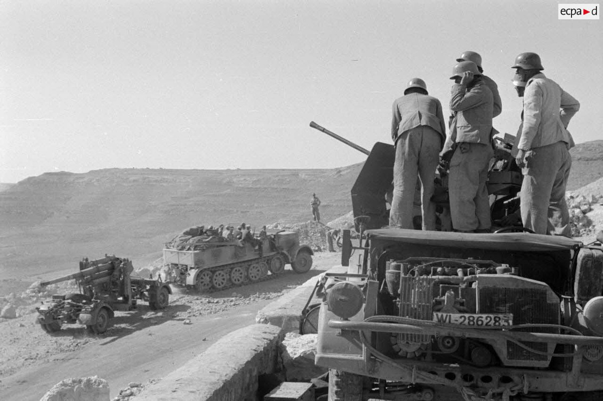 Un canon de 2 cm Flak.38 installé sur une voiture Horch Kfz.18 de la Luftwaffe.