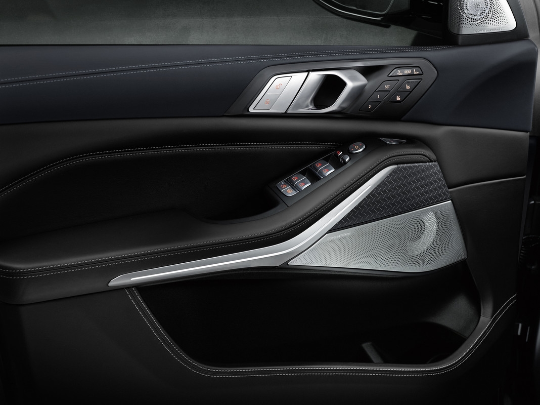 P90386167_highRes_bmw-x7-edition-dark-