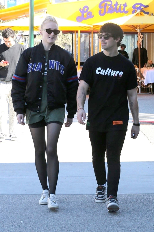 sophie-turner-shopping-in-la-12519-2