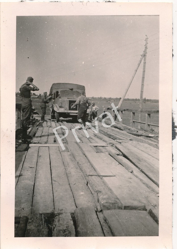 Foto WK II Wehrmacht Soldaten Pioniere Behelfsbrücke LKW Mercedes Russland
