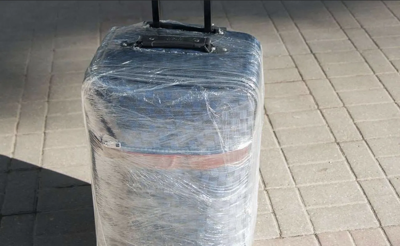 Este es el motivo por el cual debes envolver tu maleta en plástico antes de viajar
