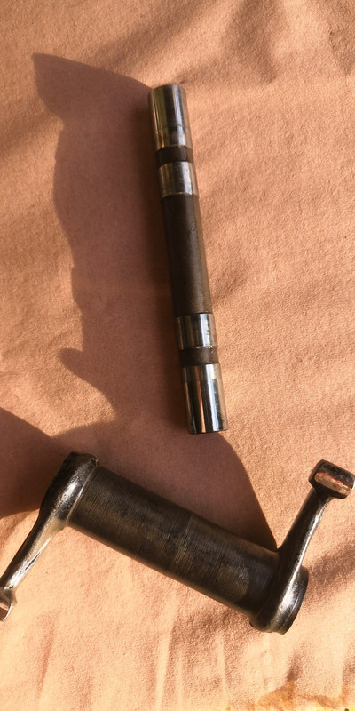 Axe de culbuteur et culbuteur