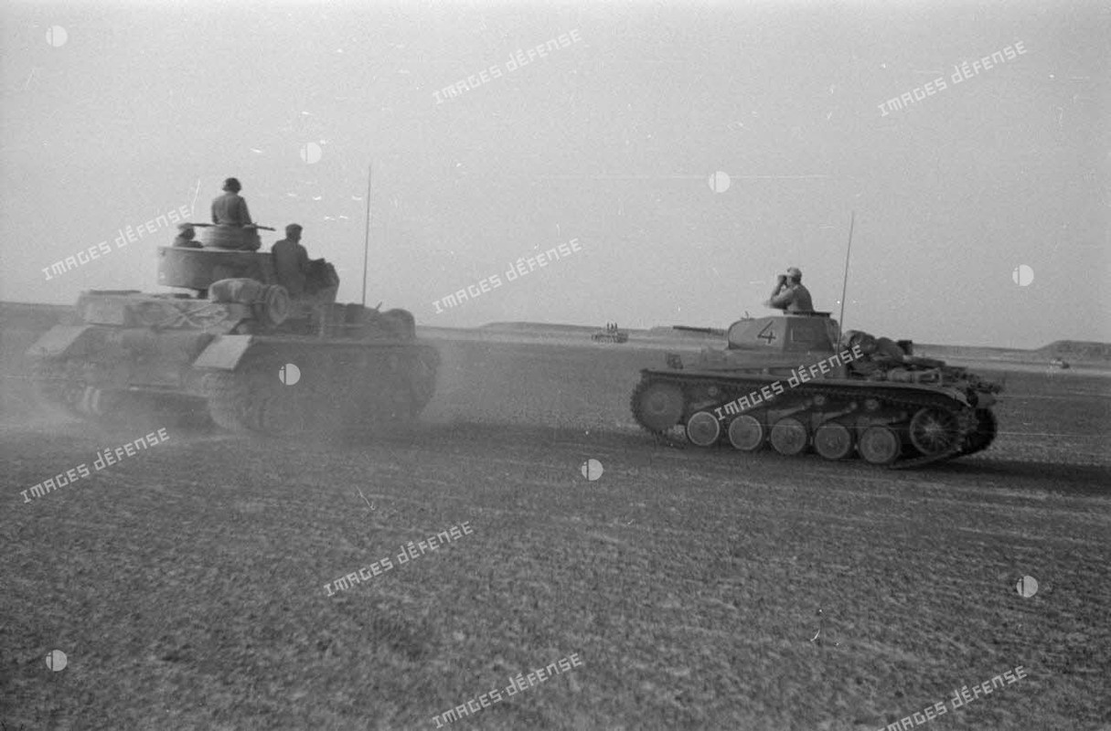 Un char Panzer IV (Pz-IV Ausf-F1) passe entre la section de Panzer III et le Panzer II.1