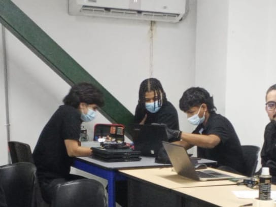 Equipo realizando mantenimiento