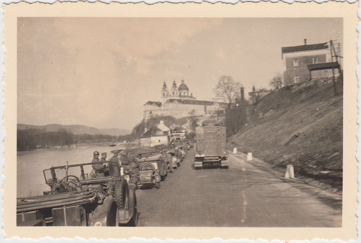 Foto Österreich Kloster Stift Abtei Melk Wehrmacht Konvoi Lkw Pkw Kübelwagen