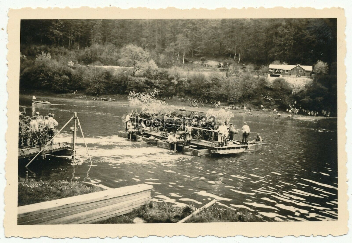 3 Fotos Pioniere der Wehrmacht setzten Artillerie Reg. 29 über einen Fluss über2