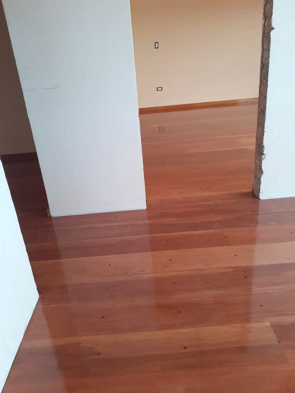 Piso de madera instalado en habitación amplia