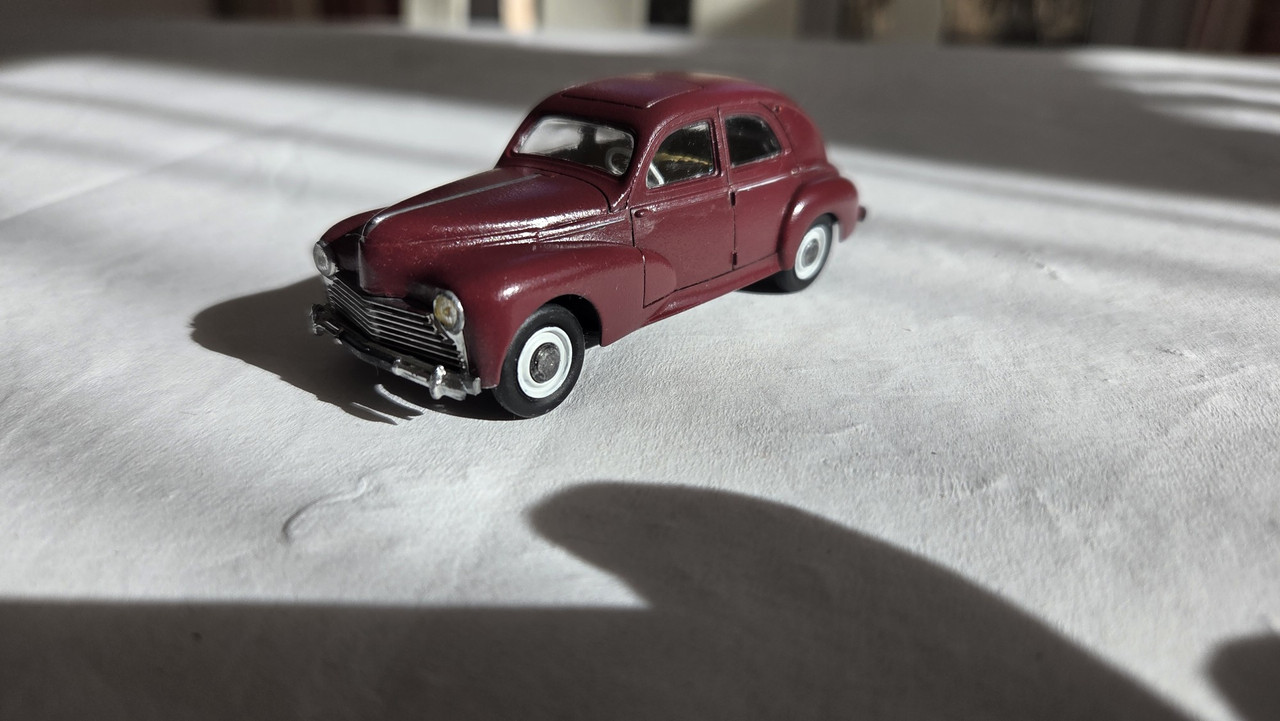 Peugeot 203 cabriolet couleur crème de 1953 (échelle 1/24ème) - Bernard