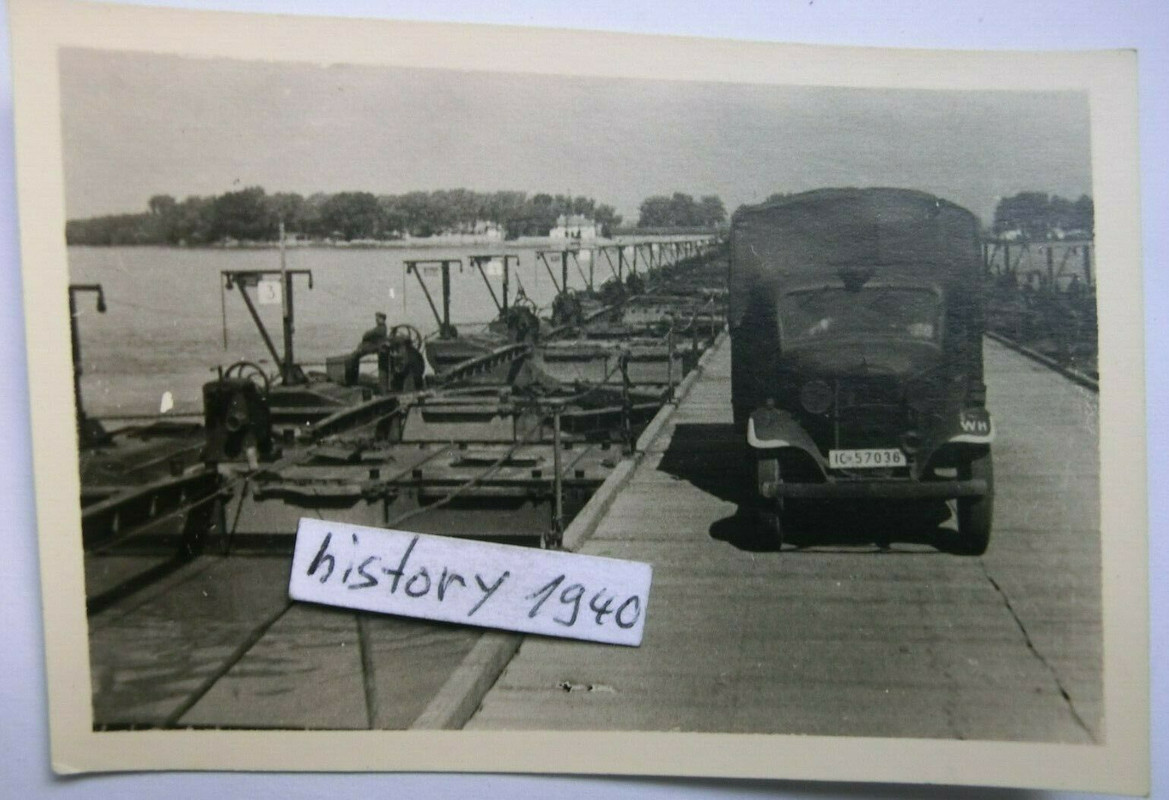 Foto mit WH - LKW auf Behelfsbrücke in Polen.