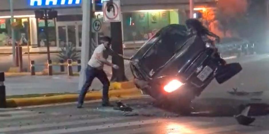 “Súper hombre” logra voltear su automóvil con sus propias manos tras accidente