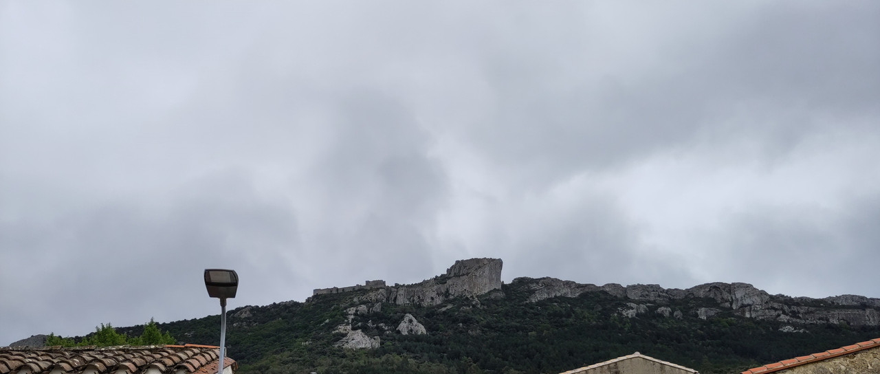 20240501 05a En sortant du restaurant La petite épicerie à Roufiac, chateau de Peyrepertuse