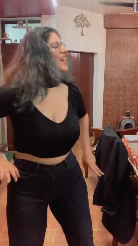 Desi Girl Big tits and cleavage.mp4_snapshot_00.01.608