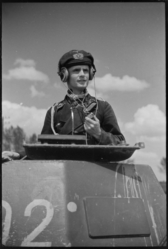 Durant la bataille de Gembloux, un chef de char Panzer II de la 4e division blindée allemande (4.Pan