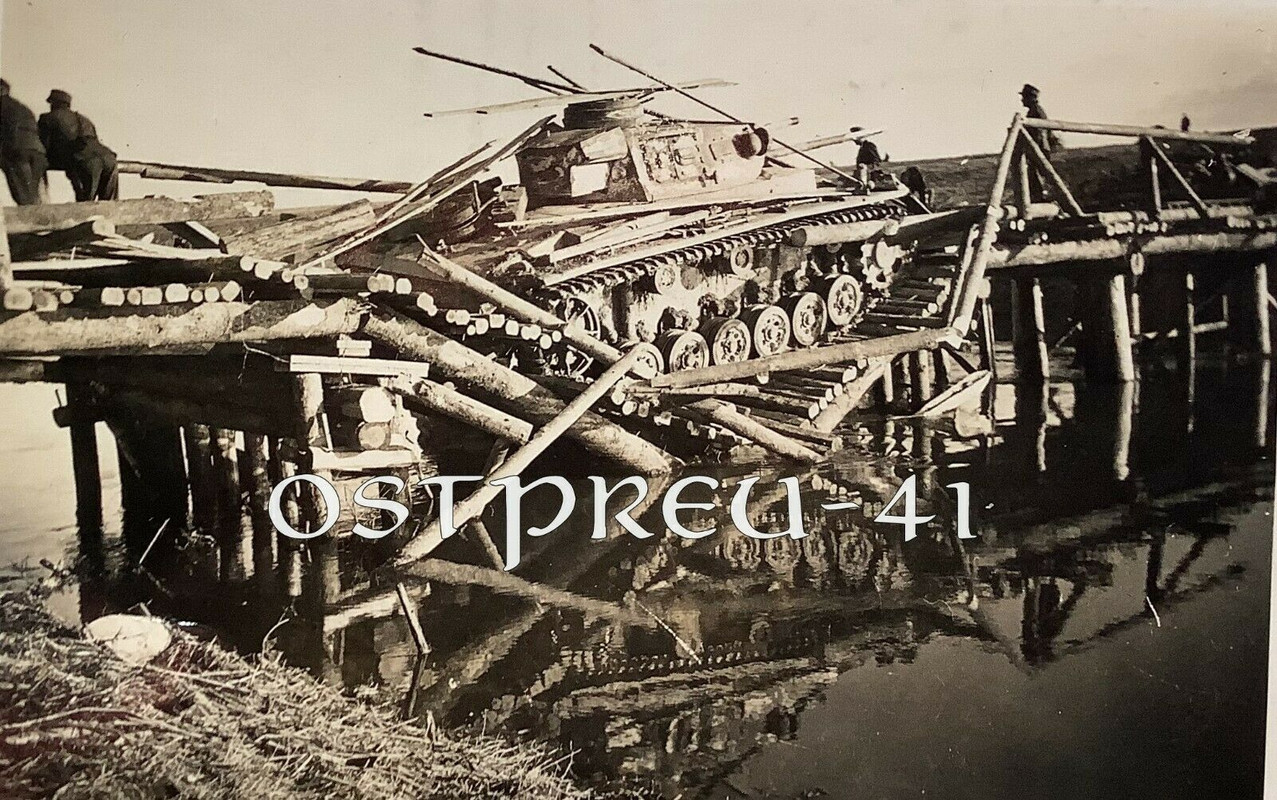 Orig. Foto 2.WK Panzer Tank Kettenfahrzeug auf Pionierbrücke eingebrochen