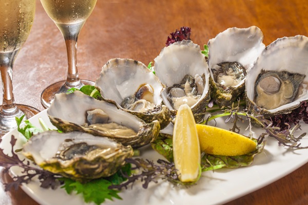 Ostrige na tanjiru sa limunom