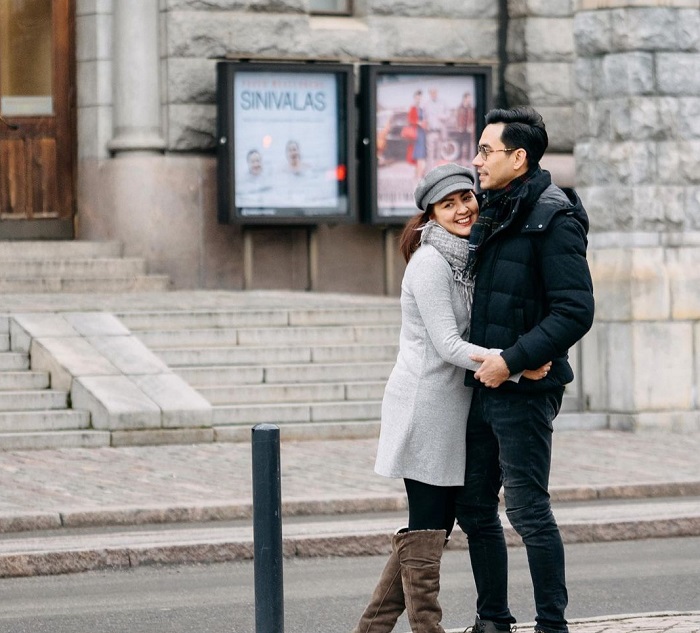 Momen mesra Darius Sinathrya dan Donna Agnesia saat traveling bersama.