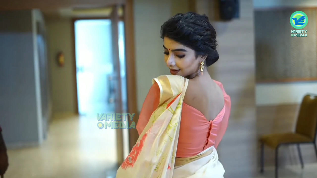 Pavithra Lakshmi Sexy Big Wide Navel in Saree from an event.mkv_snapshot_00.59.837