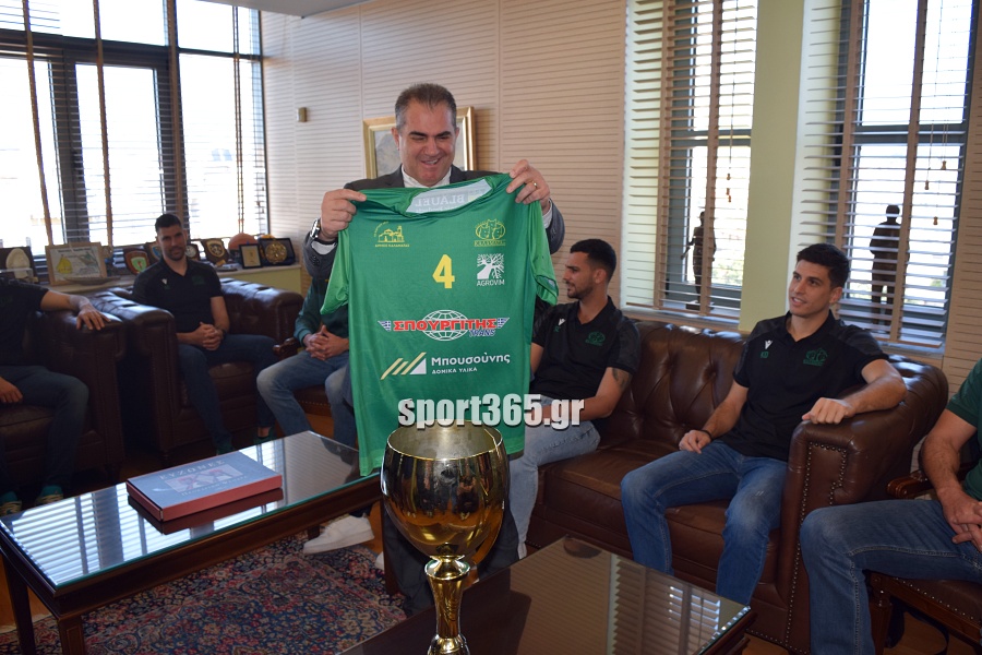 , Οι θριαμβευτές της Καλαμάτας ’80 στο Δημαρχείο: Η πόλη υποκλίθηκε στους πρωταθλητές! – «Να γιορτάσουμε και για την Μαύρη Θύελλα» (φωτο & βίντεο)