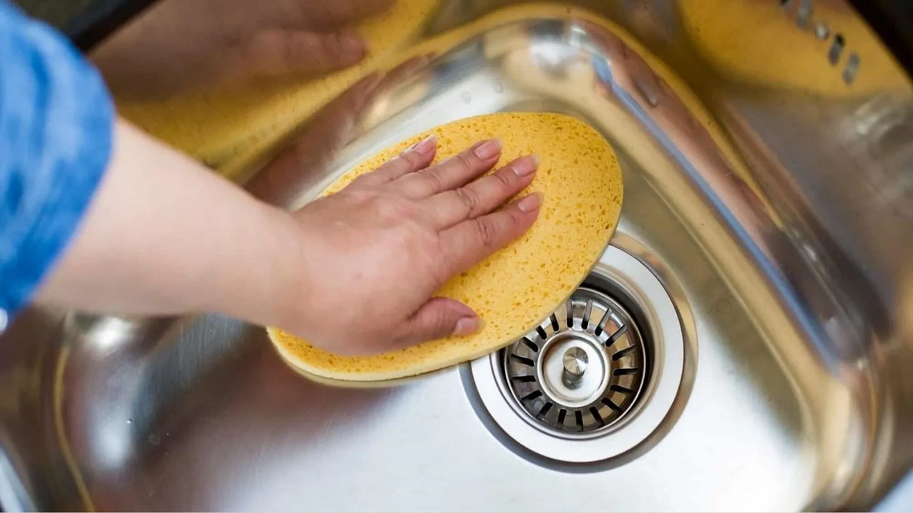 ¿Cómo quitar el sarro del fregadero de la cocina? ¡Así lo dejarás impecable!