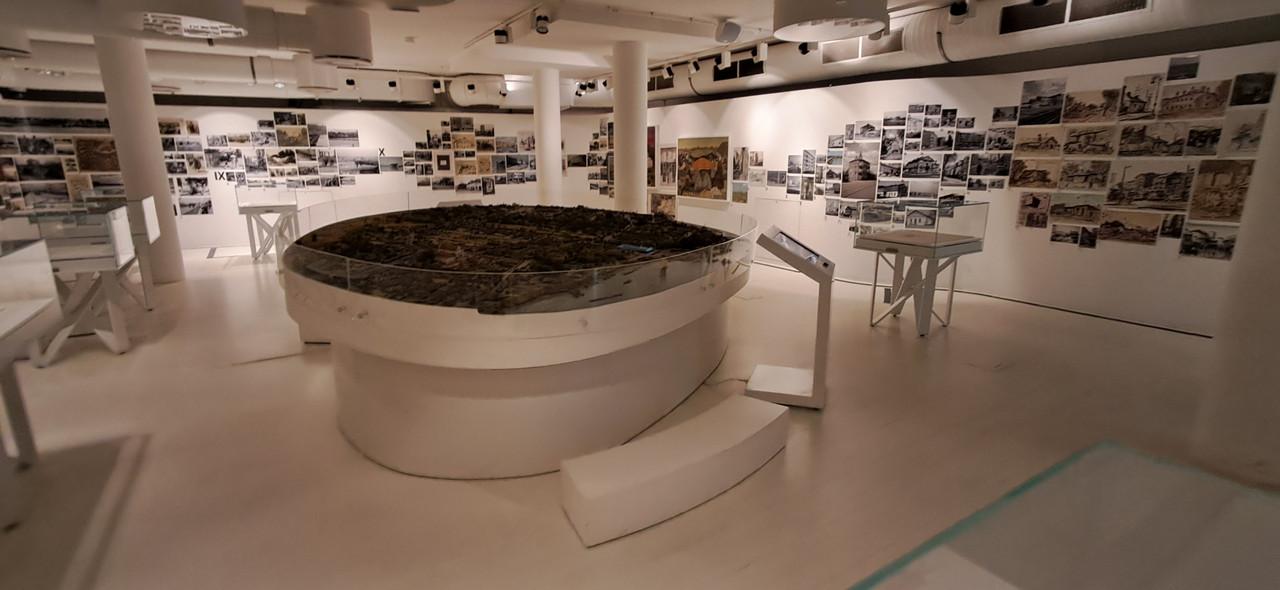 Varsovia 2024 la ciudad Fénix que resurgió de sus cenizas. - Blogs de Polonia - Dia 3-Parqie Lazienki, Palacio de la cultura, Praga, museo comunísimo. (20)