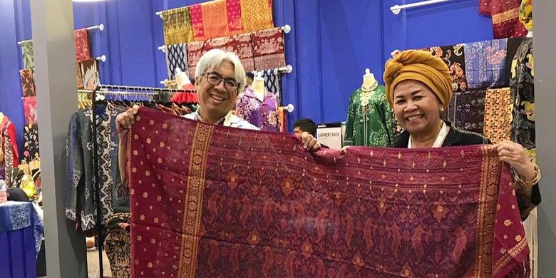 Kain tenun cual dalam sebuah pameran.
