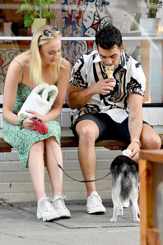 sophie-turner-and-joe-jonas-out-with-their-dog-in-mccarren-park
