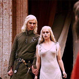 [Image: Emilia-Clarke-1.gif]