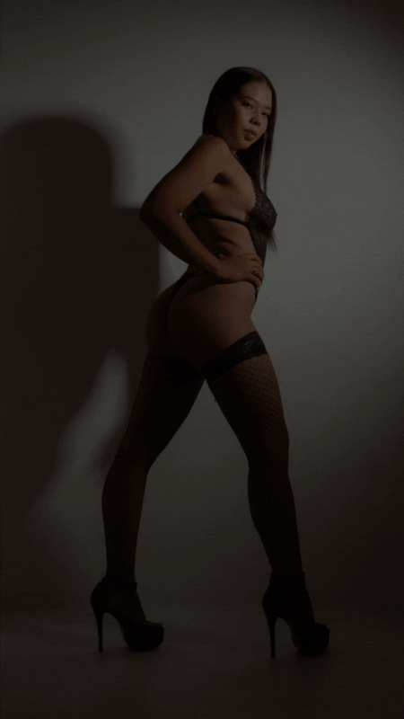 Reel de Instagram tienda de ropa fotográfico blanco y rojo