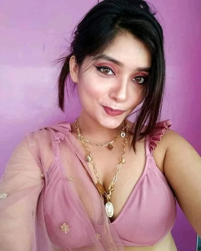 Gorgeous Sexy Desi Girl Teasing And Showing Cleavage — Postimages